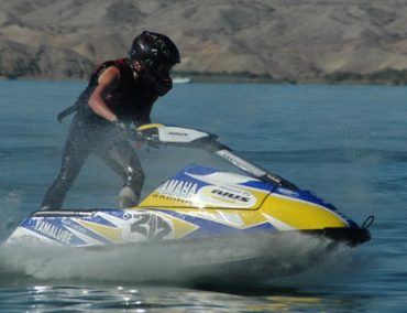 >Η Julie με το Yamaha του Rius