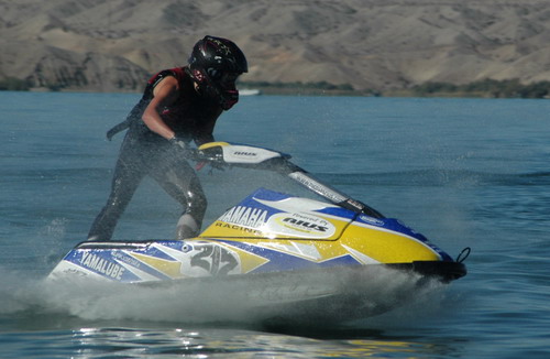 >Η Julie με το Yamaha του Rius