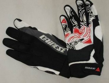>Τα γάντια της Dainese