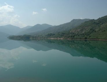 Exploring the lake of Ladona