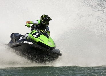 >Warner races the Ultra this season