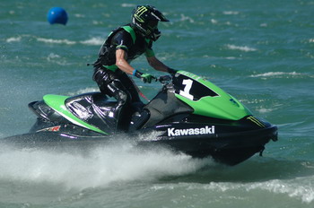 >Σταθερά πρώτος ο Warner