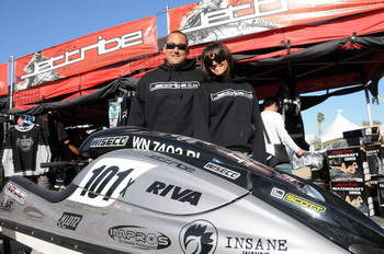 >Ποζάροντας για την Jettribe