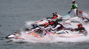 >Μαύρο-άσπρο η μόδα των wetsuit