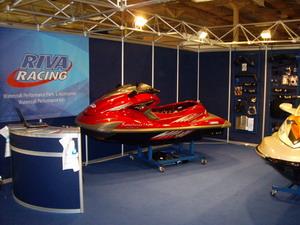>Η Riva Racing στο Ναυτικό Σαλόνι