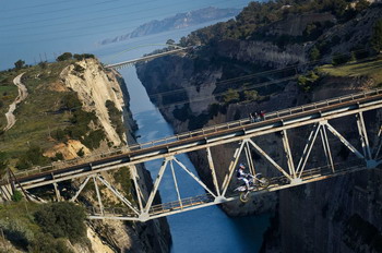 >Ιπτάμενος πάνω από τον Ισθμό ο Maddison