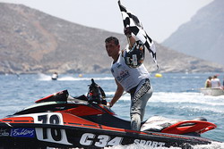 >Ο αθλητής κάνει το σκάφος