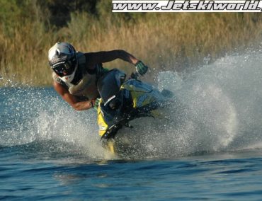 >Οδηγήσαμε το τρικύλινδρο SX-R του Flores