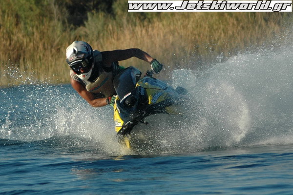 >Οδηγήσαμε το τρικύλινδρο SX-R του Flores