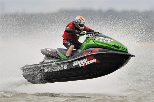 >Marmon conquers rough Cowes water to take double win