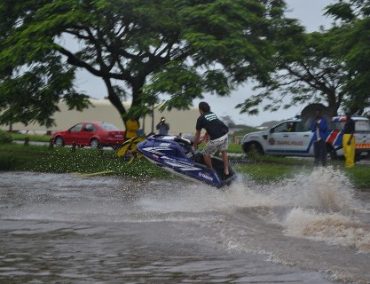 >Στο δρόμο με jet ski