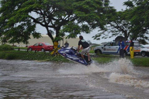 >Στο δρόμο με jet ski