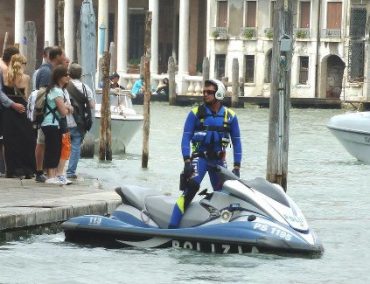 >Η αστυνομία με WaveRunner