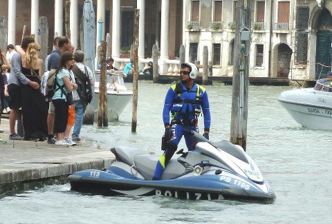 >Η αστυνομία με WaveRunner