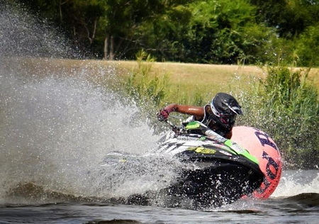 >O Aqsa Aswar με όρθιο