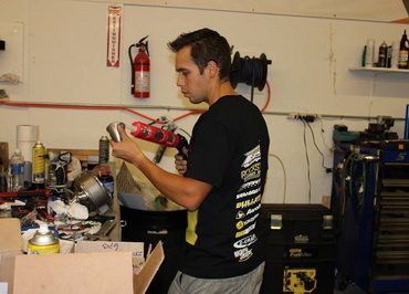 >Tyron Motz assembling his Bullett V2 Hydro