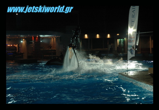 >Νυχτερινό Flyboard σε πισίνα
