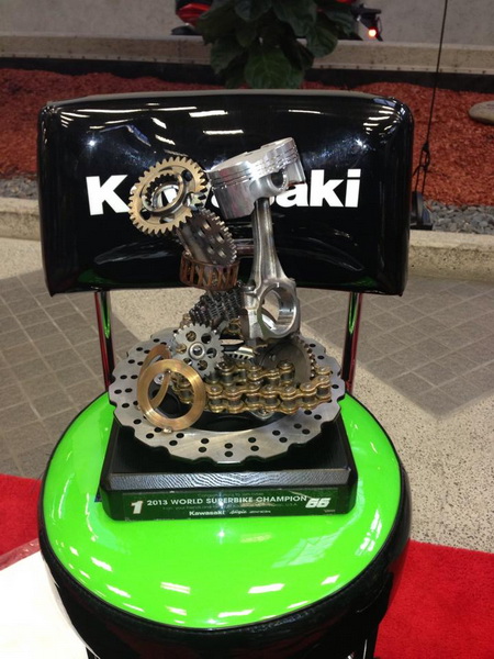 >Metal Art Work Trophy