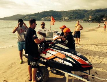 >Η ομάδα των UAE είναι μπροστά