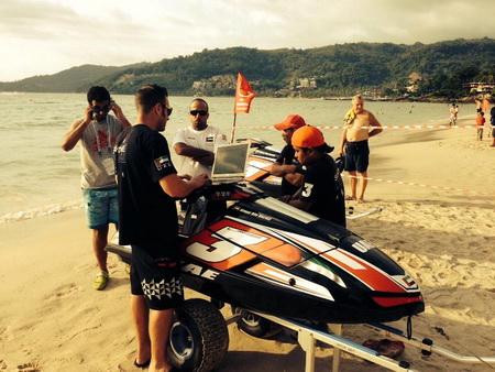 >Η ομάδα των UAE είναι μπροστά