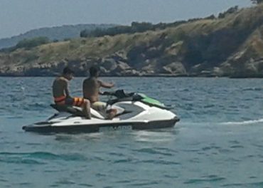 >Πελάτης σε ενοικιαζόμενα jet ski