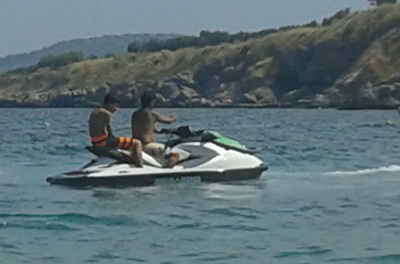 >Πελάτης σε ενοικιαζόμενα jet ski