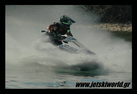 >O MacClugage υπόγραψε για την Kommander