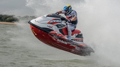 >Phil Pope undefeated in P1AquaX in UK
