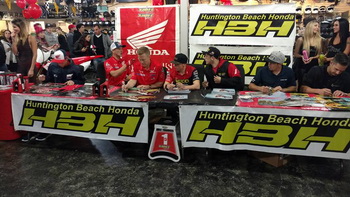 >Gomez signing autographs