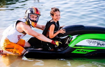 >Dovi rides stand-up