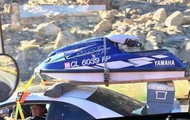 >Μεταφέροντας όρθιο Jet Ski