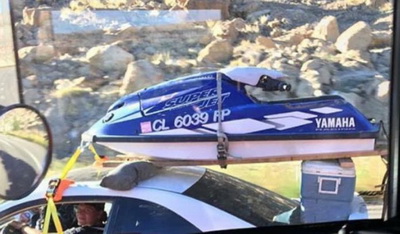 >Μεταφέροντας όρθιο Jet Ski