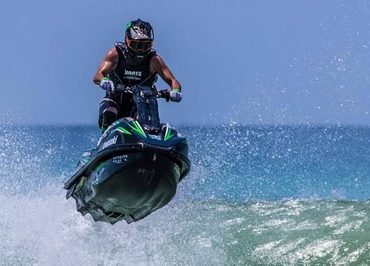 >Στα όρθια ο Craig Warner