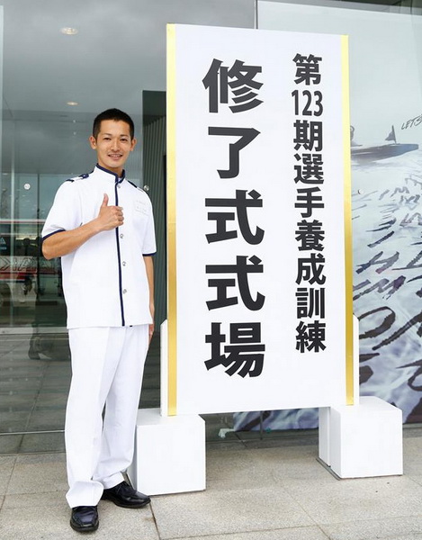 Shotaro Kokubun starts boat racing